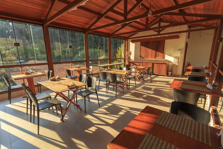 Druska bistro erdvė su vaizdu pro langą